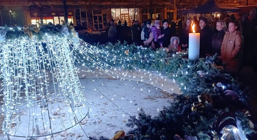 Családias hangulattal telt meg Orosháza főutcája advent első vasárnapján