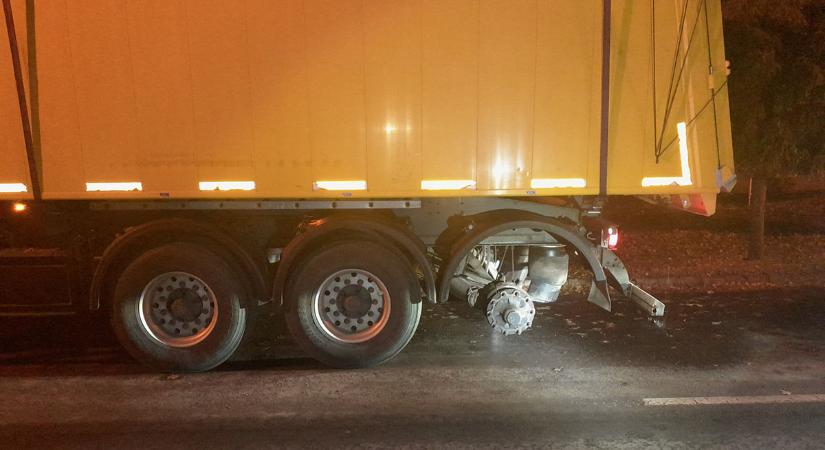 Hiányzott egy kereke a teherautónak, megállították a rendőrök