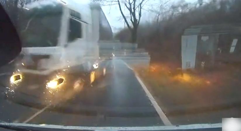 Újjászületett egy autós a 82-es úton, csak imádkozhatott, hogy ne vasalja ki a kamion - videó