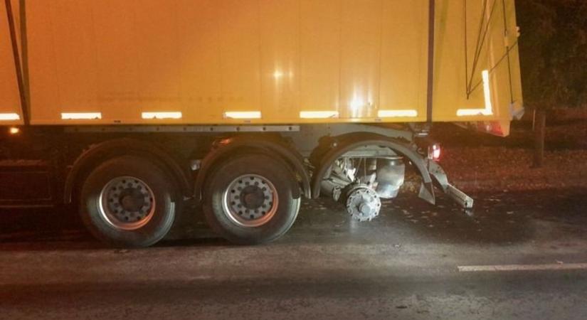 Hiányzott egy kereke, imbolygott az úton egy teherautó Békésben