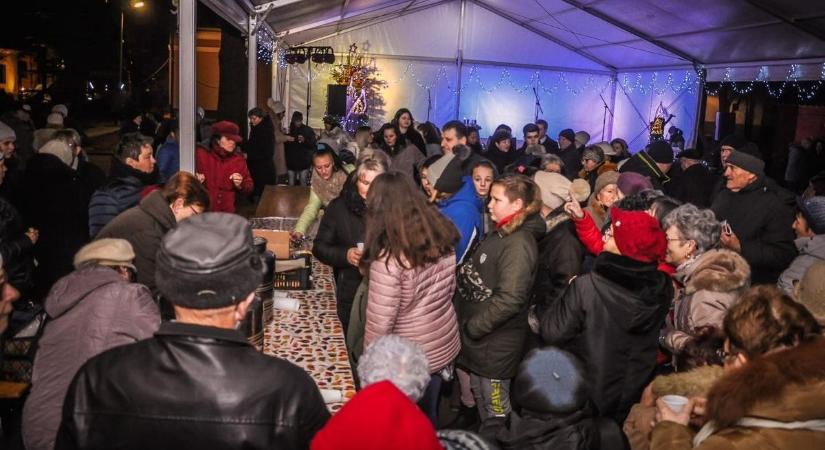 Eleken is fellobbant az első adventi gyertya lángja