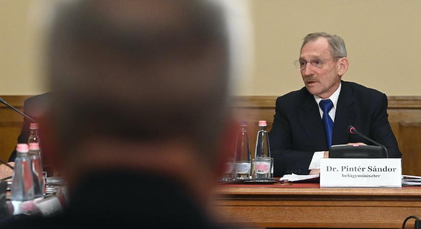 Pintér Sándor: Januárban tovább emelkedik a pedagógusok bére