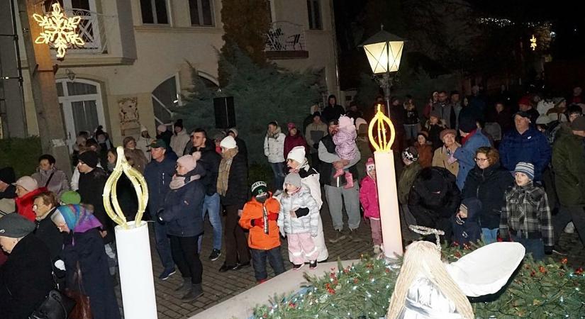 Fellobbant az első gyertyaláng Kondoros adventi koszorúján