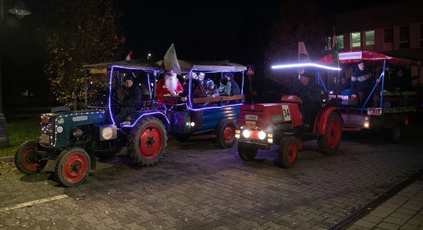 Idén sem a rénszarvasok, hanem a lóerők hozzák a Mikulást Hajdúböszörménybe