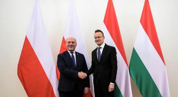 Nem fél a lengyel kormányváltástól Szijjártó Péter