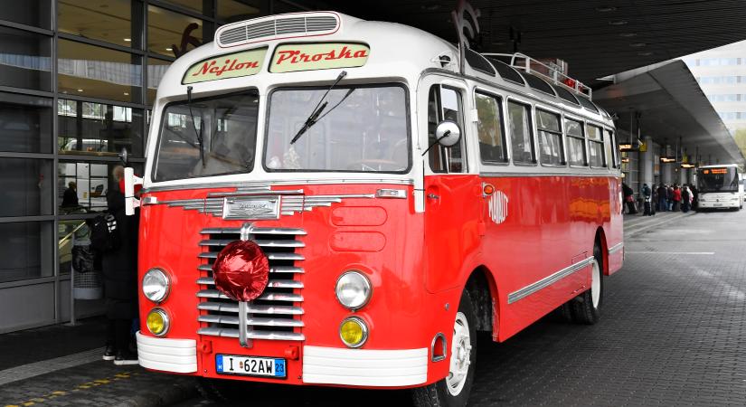 Nosztalgia-mikulás érkezett a budapesti reptérre