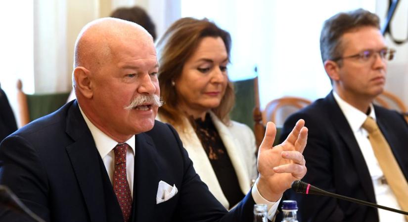 Az osztálytermi mobiltilalmon dolgozik Csák János minisztériuma