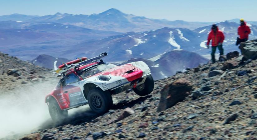 Megdöntötte az autós magassági világrekordot a Porsche 911
