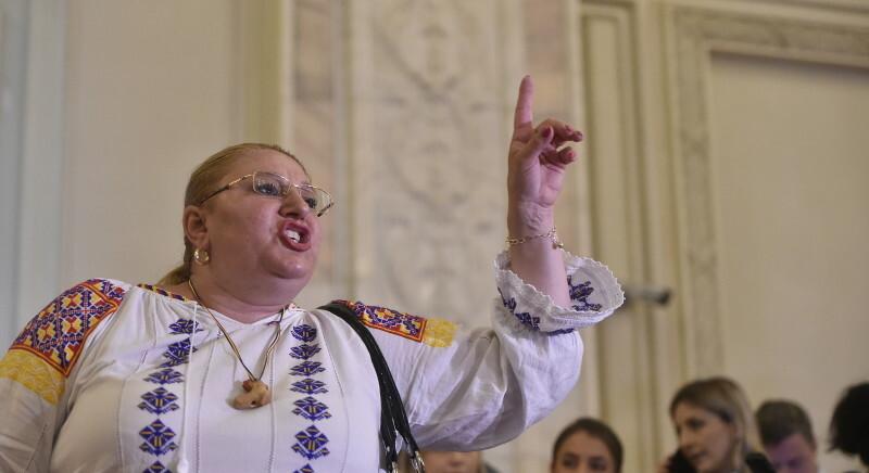 Botrány a parlamentben: Diana Șoșoacă az RMDSZ szenátorával üvöltözött