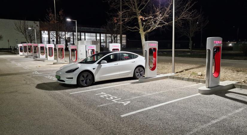 Működik a 10. magyar Tesla Supercharger állomás