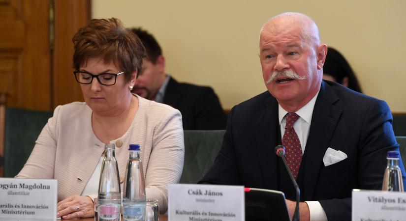 A mobiltelefonok osztálytermekből való kitiltásán dolgozik Csák János tárcája