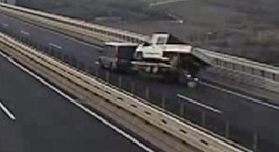 Videón a pillanat, amkor a szél felborít egy trélert a Kőröshegyi völgyhídon
