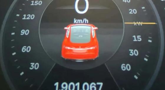 Ez a Tesla szinte örökmozgó: 2 millió kilométernél tart lassan