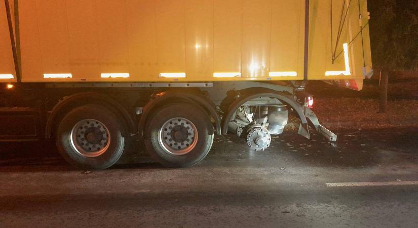 Beragadt a fék a teherautó kerekénél, ezért leszerelte és tovább ment