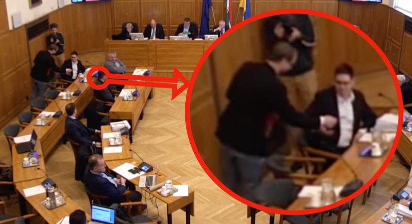 Tollert hiányolta, majd virgácsot osztott az MSZP Pécsen