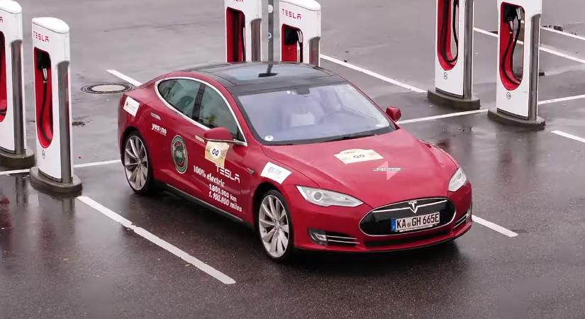 1,9 millió kilométert tett egy német férfi a Teslájába, ez 13 villanymotorba került