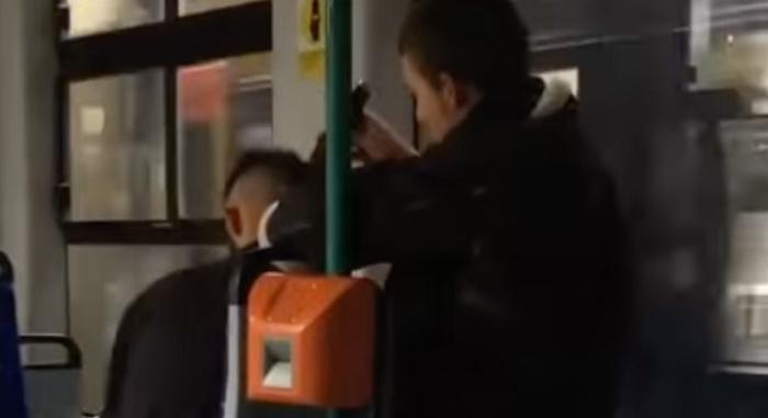 Egy villamoson vágták le valaki haját Budapesten