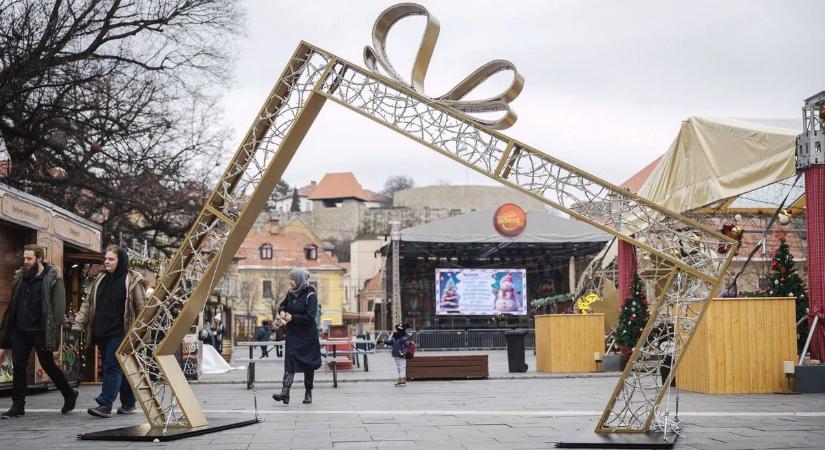 Megérkezett a hatalmas új fénykapu az Eger Adventre  fotók