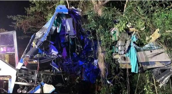 Kettészakadt egy busz Thaiföldön, legkevesebb 14 ember meghalt - videó