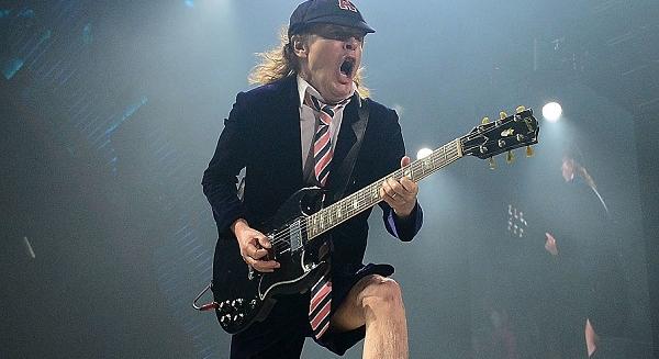 Ezért visel iskolás egyenruhát Angus Young az AC/DC koncertjein