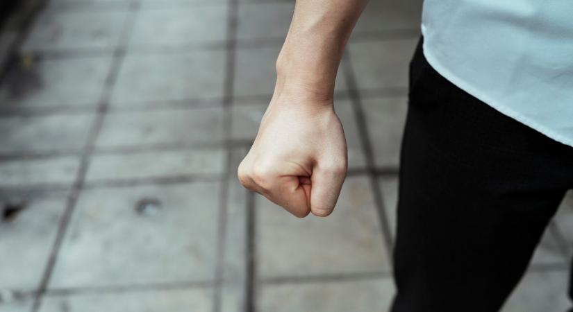 Félholtra vert egy hajléktalan nőt egy őrjöngő férfi Szolnokon