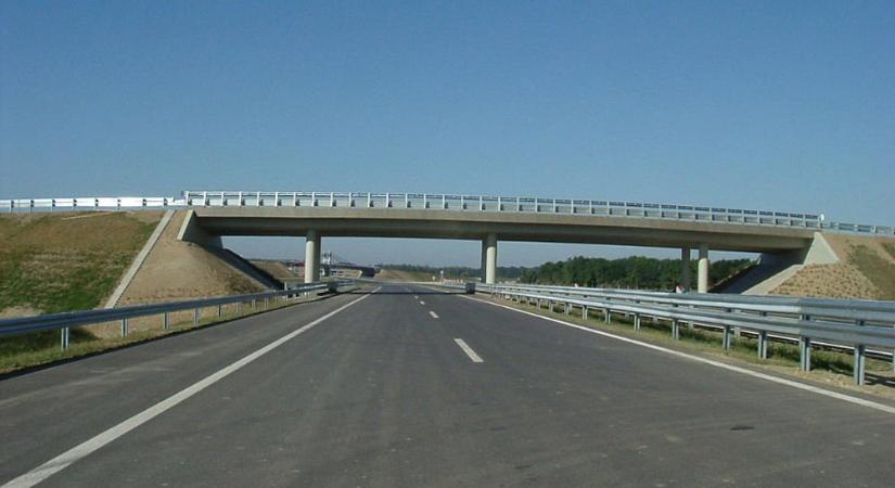 Szmájli alakú gyorsforgalmi út épül a magyar határtól