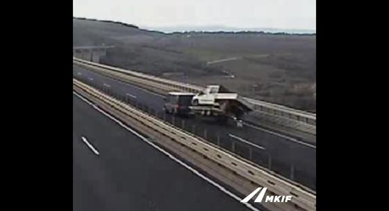 Felborult egy tréler a Köröshegyi völgyhídon a hatalmas szélben - videó