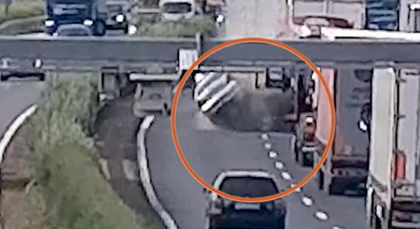 Repülő villanyoszlop, boruló tréler, ezektől a balesetektől a közútkezelőnél is kiakadtak - videó