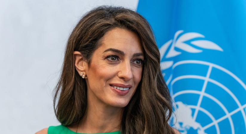 Amal Clooney arany flitteres ruhájáról beszél most mindenki, még sosem láttuk így