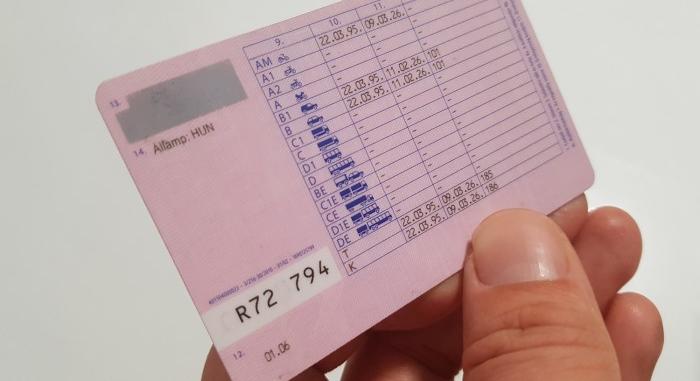Elmarad a szigorítás az idősek jogosítványainál