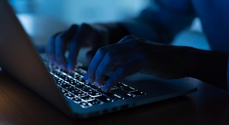 Személyi igazolványhoz kötnék a pornóoldalak látogatását