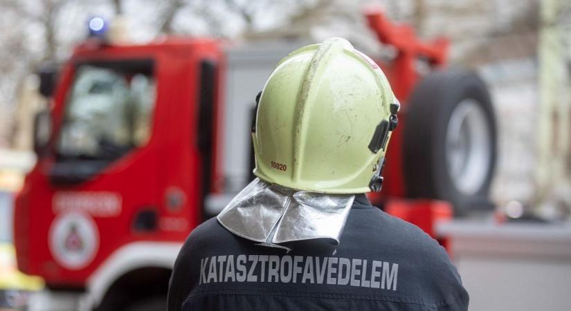 Kigyulladt egy hajdúszováti ház tetőszerkezete
