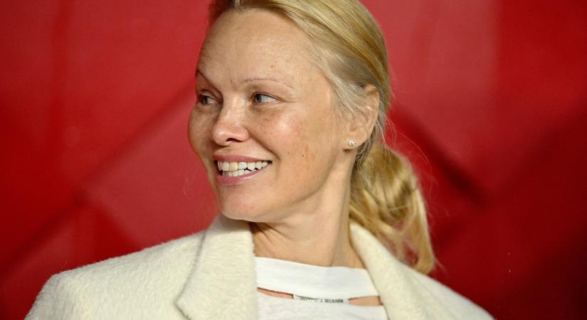 Az 56 éves Pamela Anderson smink nélkül jelent meg egy díjátadón és ez igenis nagy dolog