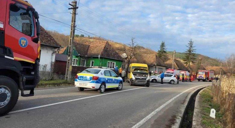 Személyautó és mikrobusz ütközött, négyen sérültek meg