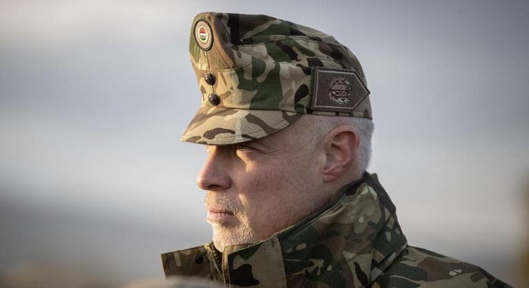 Izraelben járt a honvédelmi miniszter, szerződést írtak alá
