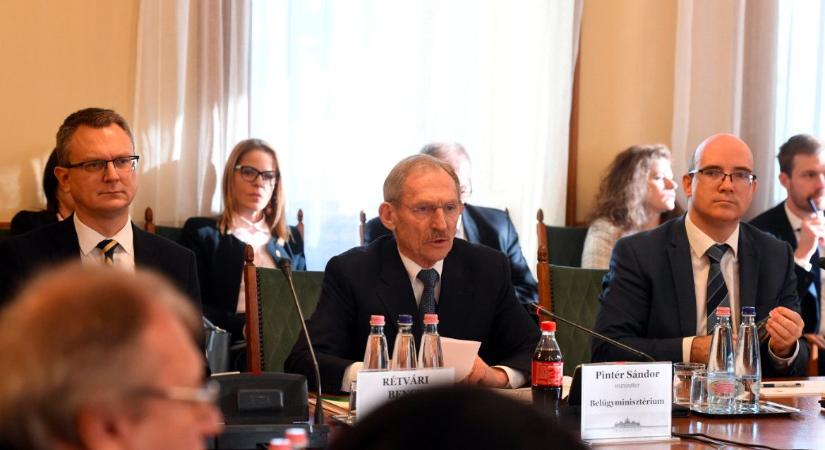 Pintér Sándor: januártól tovább emelkedik a pedagógusok bére
