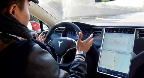 "A közutakon folyik a kísérlet" - súlyos állításokat tett egy korábbi Tesla-alkalmazott