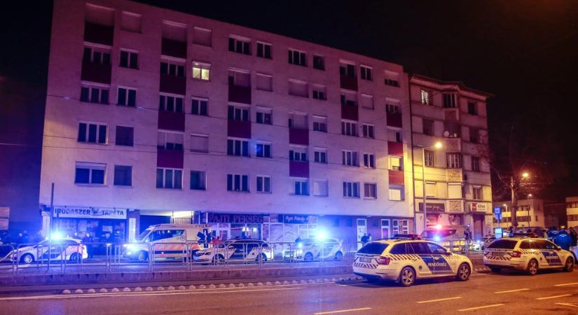 Szalonképtelenül viselkedett, kioktatta a bírónőt az újbudai késelő, ezért elnapolták a tárgyalást