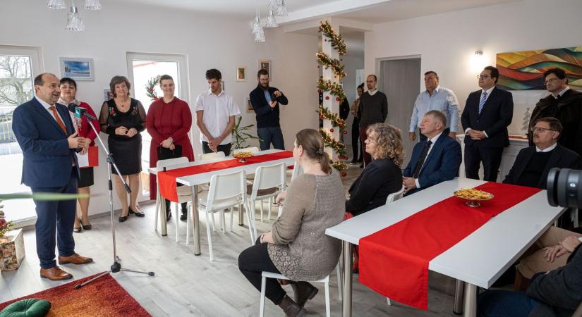 Tizenkét fogyatékkal élő lel majd otthonra Komáromban fotók