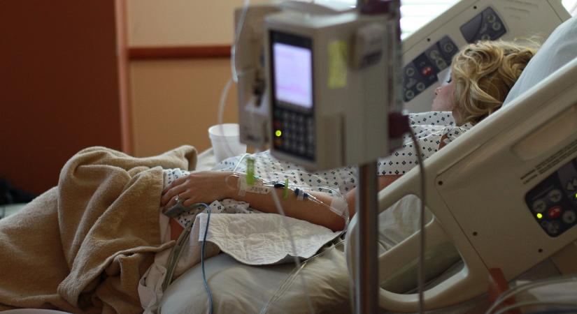 Elhunyt egy 25 éves terhes nő és csecsemője az aradi kórházban, a közegészségügy kivizsgálja az esetet