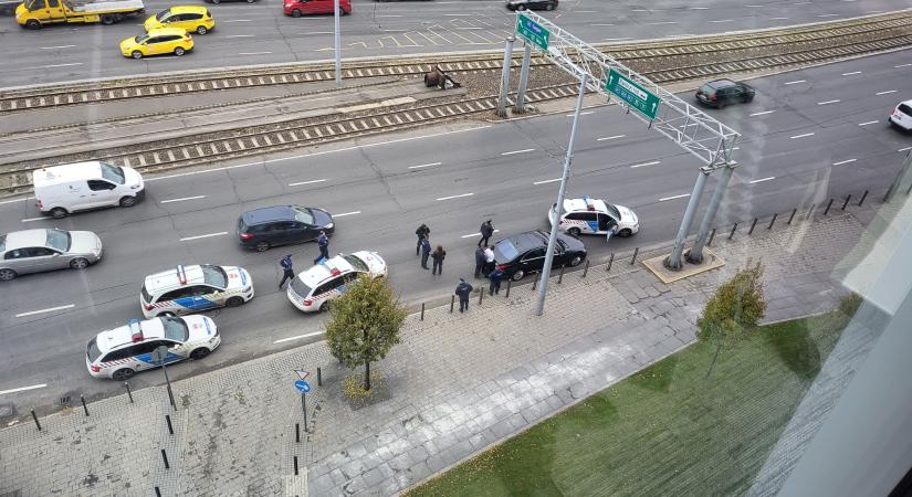 Jogosítvány nélkül vezette a nagyköveti Mercedest a sofőr