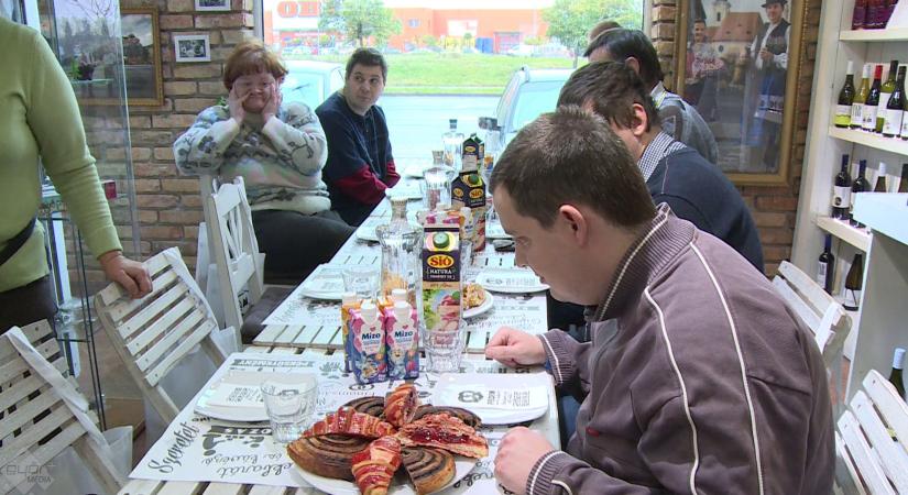Angyali Pedró: reggelire hívták meg az autista otthon lakóit