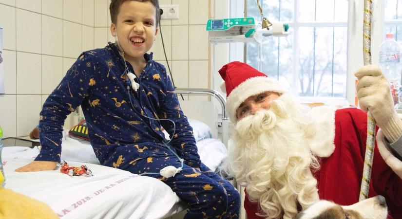 A Mikulás a debreceni gyermekklinikára is ellátogatott – fotókkal
