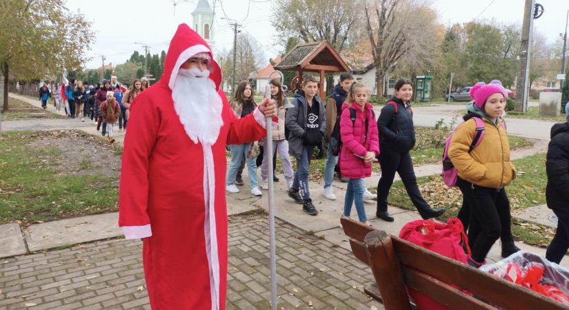 Mindenhova bekopogott a Mikulás