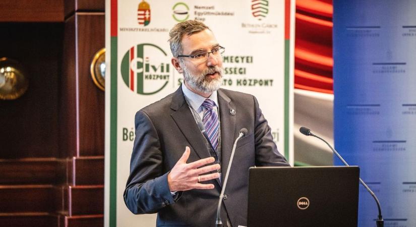 Civileknek tartott szakmai konzultációt Békéscsabán az ÁSZ