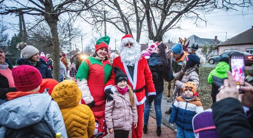 Szaloncukrot és jókedvet hozott a Mikulás-fogat - galériával, videóval