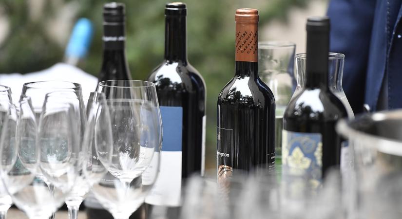Megjött a figyelmeztetést: magasabb adót követelnek az alkoholos és a cukros italokra!