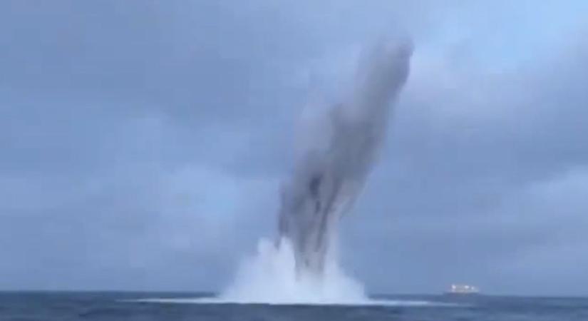 Ennyire látványos a felszínen a 15 méter mélyen felrobbantott 130 kilós bomba hatása