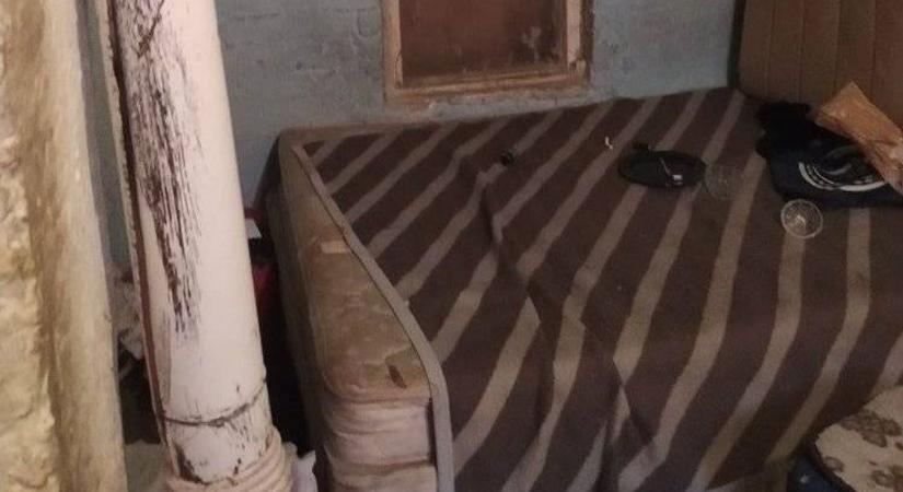 "Isten áldjon meg mindenkit, aki próbál nekünk segíteni" - egyedül maradt három gyermekével a 23 éves Eszter