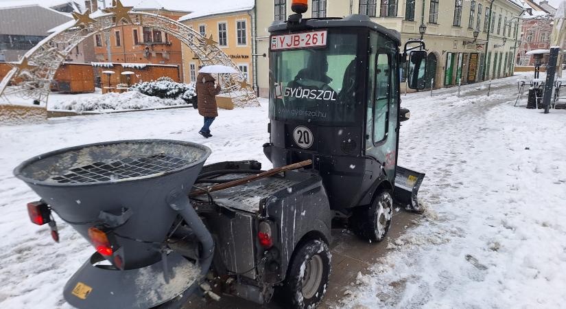 Intenzíven zajlik a síkosságmentesítés Győrben